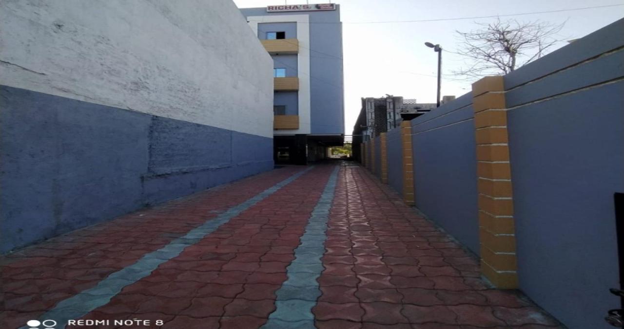 Oyo 80228 Hotel Richa Halol Exterior photo